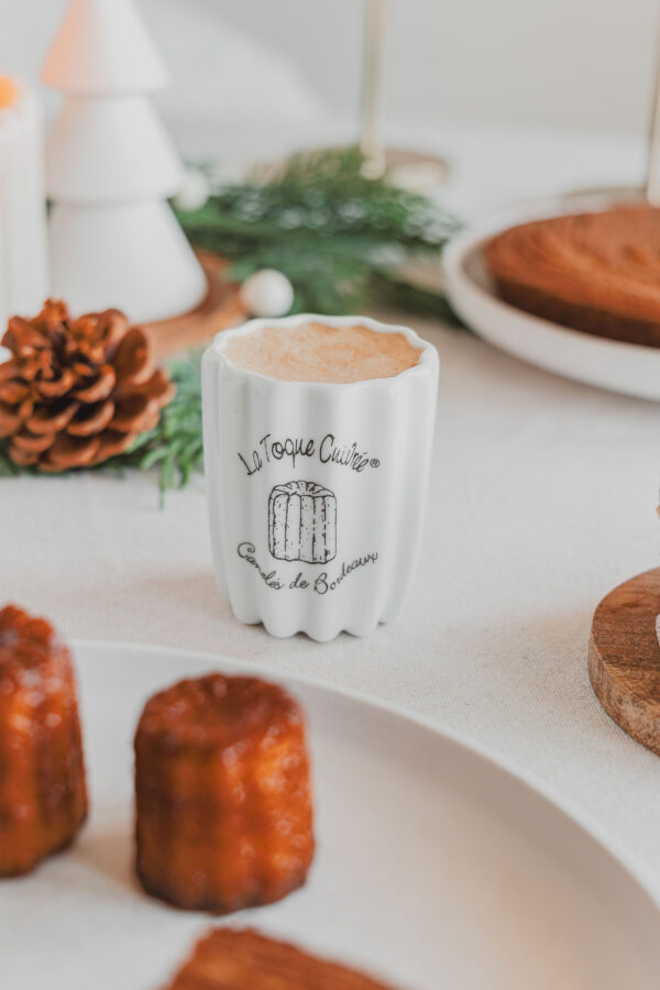 Petite tasse de café blanche avec le logo de La Toque Cuivrée